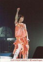 【中古】生写真(ハロプロ)/アイドル/Hello! Project 松浦亜弥/ライブフォト・膝上・衣装オレンジ・右手上げ・左手マイク/公式生写真