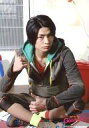 【中古】生写真(ジャニーズ)/アイドル/Kis-My-Ft2 Kis-My-Ft2/横尾渉/全身・ジャージグレー・右手両手指立て・座り/ Good(グーッと) ...