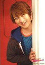 【中古】生写真(ジャニーズ)/アイドル/Kis-My-Ft2 Kis-My-Ft2/宮田俊哉/バストアップ・ジャージ紺・インナー青・右手壁・背景赤/ Good(...