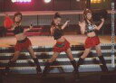 【中古】生写真(ハロプロ)/アイドル/美勇伝 美勇伝/集合(3人)/ライブフォト・横型・全身・衣装黒・赤・左手マイク・トレカサイズ/公式生写真