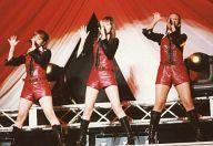 【中古】生写真(ハロプロ)/アイドル/ココナッツ娘。 ココナッツ娘。/集合(3人)/横型・全身・ライブフォト・衣装赤黒・右手パー・左手マイク・枠無し/公式生写真(3)