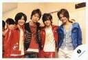 【中古】生写真(ジャニーズ)/アイドル/ジャニーズ ジャニーズ/知念・亀梨・山田・中山/横型・膝上・衣装赤青・肩組み・背景白/公式生写真