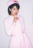 【中古】生写真(ハロプロ)/アイドル/モーニング娘。 モーニング娘。/小川麻琴/膝上・衣装ピンク・右手人差し指頬・背景白/公式生写真
