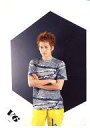 【中古】生写真(ジャニーズ)/アイドル/V6 V6/岡田准一/膝上・衣装グレー白・ズボン黄・腕組み・背景白黒/公式生写真