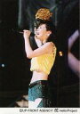 【中古】生写真(ハロプロ)/アイドル/Hello! Project 松浦亜弥/ライブフォト・膝上・衣装黄色・左向き・左手マイク・右手上げ・背景黒/公式生写真