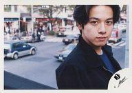 【中古】生写真(ジャニーズ)/アイドル/ジャニーズ ジャニーズ/佐野瑞樹/横型・バストアップ・ジャケット黒・インナー青・右向き・野外・後ろに車/公式生写真