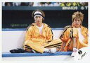 【中古】生写真(ジャニーズ)/アイドル/ジャニーズ ジャニーズ/森田剛・三宅健/横型・全身・ジャージオレンジ・座り・目線左・背景緑/公式生写真