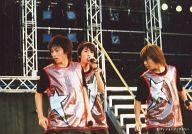 【中古】生写真(男性)/アイドル/w-inds. w-inds./集合(3人)/横型・ライブフォト・膝上・タンクトップ赤銀・橘左手マイク・顔左向き/公式生写真