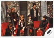 【中古】生写真(ジャニーズ)/アイドル/NEWS NEWS/集合(6人)/横型・全身・赤ソファー座り・加藤立ち・錦戸腕組み/公式生写真