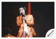 【中古】生写真(ジャニーズ)/アイドル/関ジャニ∞ 関ジャニ∞/安田章大/横型・ライブフォト・上半身・衣装オレンジ・右手マイク・目線左/公式生写真