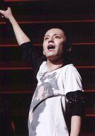 【中古】生写真(ジャニーズ)/アイドル/SixTONES SixTONES/京本大我/ライブフォト・上半身・衣装青・シャツ白・右手上げ・帽子/公式生写真