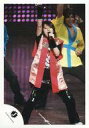 【中古】生写真(ジャニーズ)/アイドル/関ジャニ∞ 関ジャニ∞/渋谷すばる/ライブフォト・全身・和服赤・インナー黒・右手上げ・左手マイク・後ろ桐山/公式生写真