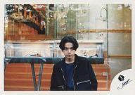 【中古】生写真(ジャニーズ)/アイドル/ジャニーズ ジャニーズ/佐野瑞樹/横型・バストアップ・ジャケット黒・インナー青・カメラ目線・店の前/公式生写真