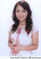 【中古】生写真(ハロプロ)/アイドル/モーニング娘。 モーニング娘。/保田圭/上半身・お腹の前で指組み・衣装白・花柄・カメラ目線・背景白/公式生写真(3)