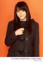 【中古】生写真(ハロプロ)/アイドル/°C-ute °C-ute/矢島舞美/上半身・コート黒・右手グー・背景オレンジ/Shopオリジナル