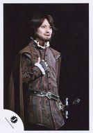 【中古】生写真(ジャニーズ)/アイドル/関ジャニ∞ 関ジャニ∞/渋谷すばる/ライブフォト・膝上・衣装茶赤・右手胸・膝上剣・目線右・背景黒/公式生写真