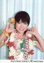 【中古】生写真(ハロプロ)/アイドル/モーニング娘。 モーニング娘。/小川麻琴/上半身・衣装花柄緑・頭に花飾り・両手指立て・背景カーテン/公式生写真