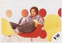 【中古】生写真(ジャニーズ)/アイドル/V6 V6/森田剛/横型・全身・衣装水色・紫・ジーンズ・赤色の椅子・黄色の椅子・背景白/公式生写真