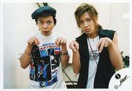 【中古】生写真(ジャニーズ)/アイドル/ジャニーズ ジャニーズ/牧野紘二・山下智久/横型・上半身・山下ベスト黒・インナー白・両手ピース/公式生写真