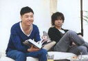 【中古】生写真(ジャニーズ)/アイドル/Kinki Kids Kinki Kids/堂本剛・堂本光一/横型・衣装青・黒・白・ジーンズ・本・ソファに座り・ロゴ「J」/公式生写真