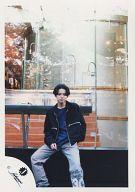 【中古】生写真(ジャニーズ)/アイドル/ジャニーズ ジャニーズ/佐野瑞樹/膝上・座り・ジャケット黒・インナー青・ジーパン・店の前/公式生写真