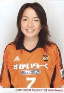 【中古】生写真(ハロプロ)/アイドル/音楽ガッタス 音楽ガッタス/是永美記/上半身・ユニフォームオレンジ・笑顔・背景白・「すかいらーく」/公式生写真