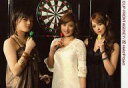 【中古】生写真(ハロプロ)/アイドル/美勇伝 美勇伝/三好・石川・岡田(3人)/横型・膝上・衣装白黒カーキ・ダーツ・背景黒/公式生写真