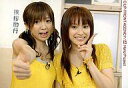 【中古】生写真(ハロプロ)/アイドル/モーニング娘。 モーニング娘。/高橋愛・紺野あさ美/横型・バストアップ・衣装黄色・紺野右手親指立て・高橋左手ピース/公式生写真