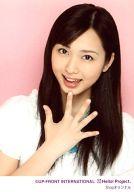 【中古】生写真(ハロプロ)/アイドル/Berryz工房 Berryz工房/須藤茉麻/バストアップ・衣装白・右手パー・人差し指顎・背景ピンク/Shopオリジナル