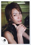 【中古】生写真(ジャニーズ)/アイドル/KAT-TUN KAT-TUN/亀梨和也/バストアップ・衣装黒・右向き・右手親指立て・背景グレー/公式生写真