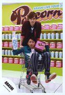 【中古】生写真(ジャニーズ)/アイドル/嵐 嵐/大野智・松本潤/全身・松本衣装赤茶・大野カートに乗り.衣..