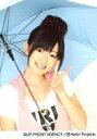 【中古】生写真(ハロプロ)/アイドル/°C-ute °C-ute/鈴木愛理/バストアップ・衣装白.ピンク・左手ピース・傘/公式生写真