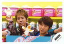 【中古】生写真(ジャニーズ)/アイドル/嵐 嵐/二宮和也・相葉雅紀/横型・バストアップ・右手ポップコーン・目線左・背景黄色/公式生写真