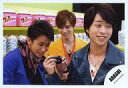 【中古】生写真(ジャニーズ)/アイドル/嵐 嵐/大野・松本・櫻井/横型・バストアップ・大野衣装青・松本衣装黄色・櫻井右手カメラ・後ろにポップコーン・「ARASHI LIVE TOUR Popcorn」/公式生写真