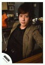 【中古】生写真(ジャニーズ)/アイドル/嵐 嵐/二宮和也/上半身・衣装グレー・インナー黒・座り・背景室内/公式生写真
