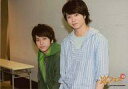 【中古】生写真(ジャニーズ)/アイドル/嵐 嵐/二宮和也・櫻井翔/二宮衣装緑・櫻井ストライプ柄衣装水色・カメラ目線/アラフェス2013