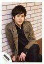 【中古】生写真(ジャニーズ)/アイドル/嵐 嵐/二宮和也/膝上・衣装グレー・インナー黒・座り・背景白/公式生写真(3)
