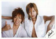 【中古】生写真(ジャニーズ)/アイドル/NEWS NEWS/小山慶一郎・山下智久/横型・バストアップ・衣装白・小山右手指立て・背景白/公式生写真