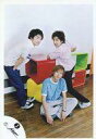 【中古】生写真(ジャニーズ)/アイドル/ジャニーズ ジャニーズ/風間・山下・生田/全身・山下あぐら・生田水玉柄シャツ赤白・風間左手ポケット/公式生写真