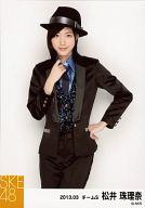 【中古】生写真(AKB48・SKE48)/アイドル/SKE48 松井珠理奈/膝上・ジャケット黒・右手ネクタイ・帽子/2013.03/公式生写真