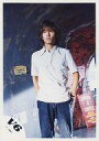 【中古】生写真(ジャニーズ)/アイドル/V6 V6/三宅健/膝上・衣装白・ジーンズ・目線左・背景グレー・レンガ/公式生写真