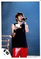【中古】生写真(ジャニーズ)/アイドル/V6 V6/三宅健/ライブフォト・膝上・衣装黒・ズボン赤・右手紙・左手マイク・目線右/公式生写真