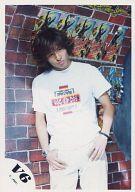 【中古】生写真(ジャニーズ)/アイドル/V6 V6/三宅健/膝上・衣装白・両手腰・背景レンガ・首傾げ/公式生..