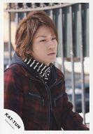 【中古】生写真(ジャニーズ)/アイドル/KAT-TUN KAT-TUN/亀梨和也/上半身・衣装黒赤・体横向き目線右・屋外/公式生写真