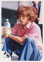 【中古】生写真(ジャニーズ)/アイドル/V6 V6/三宅健/衣装赤・白・ジーンズ・右手ペットボトル・座り/公式生写真