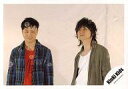 【中古】生写真(ジャニーズ)/アイドル/Kinki Kids KinKi Kids/堂本剛・堂本光一/横型・上半身・衣装青チェックカーキ・しゃぼん玉・背景白/公式生写真