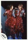【中古】生写真(ジャニーズ)/アイドル/NEWS NEWS/手越祐也・小山慶一郎/ライブフォト・膝上・衣装赤・左手マイク・見つめ合い/公式生写真
