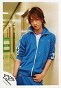 【中古】生写真(ジャニーズ)/アイドル/NEWS NEWS/小山慶一郎/膝上・青ジャージ・左手腰・カメラ目線/写真左下に「Keiichiro」/公式生写真