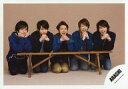 【中古】生写真(ジャニーズ)/アイドル/嵐 嵐/集合(5人)/横型・全身・正座・座り・机・両手重ね/公式生写真【02P03Dec16】【画】 - ネットショップ駿河屋 楽天市場店
