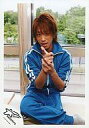 【中古】生写真(ジャニーズ)/アイドル/NEWS NEWS/小山慶一郎/青ジャージ・足交差・左手右手手首・腕まくり・カメラ目線・背景窓ガラス/写真左下に「Kei...